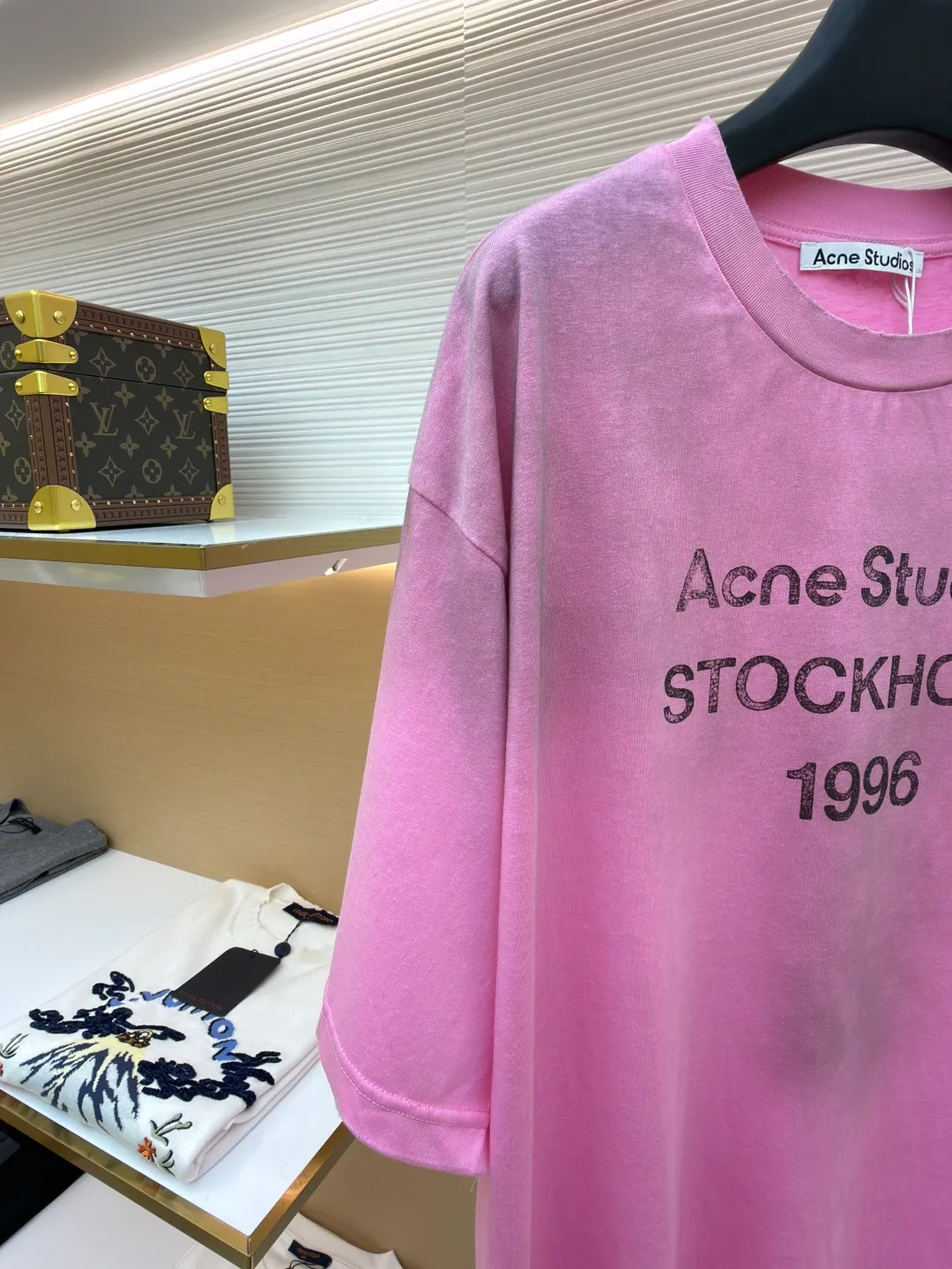 Acne Studios 1966 mud-dyed washed distressed short-sleeve ●Original version: 2800 purchased and developed ●Item number: 1682347-X95 ●Fabric: cloud velvet ski-feel cotton fabric ●Technology: glue printing ●Color: pink ●Version: fitted version ●Weight: about 215 grams ●Size: S-M-L-XL ●Description: Made of ultra-soft pure cotton fabric, garment-dyed, washed and distressed, the chest part has a dirty feel, and the lower part shows a gradient effect. The neckline is slightly frayed to better fit the overall tone. The overall line is straight and delicate, the fabric is comfortable and soft, and the color is consistent without color difference. It can be matched with the same style to create a fashionable look and control various occasions. Customized accessories, complete with three standards, the same style for men and women!